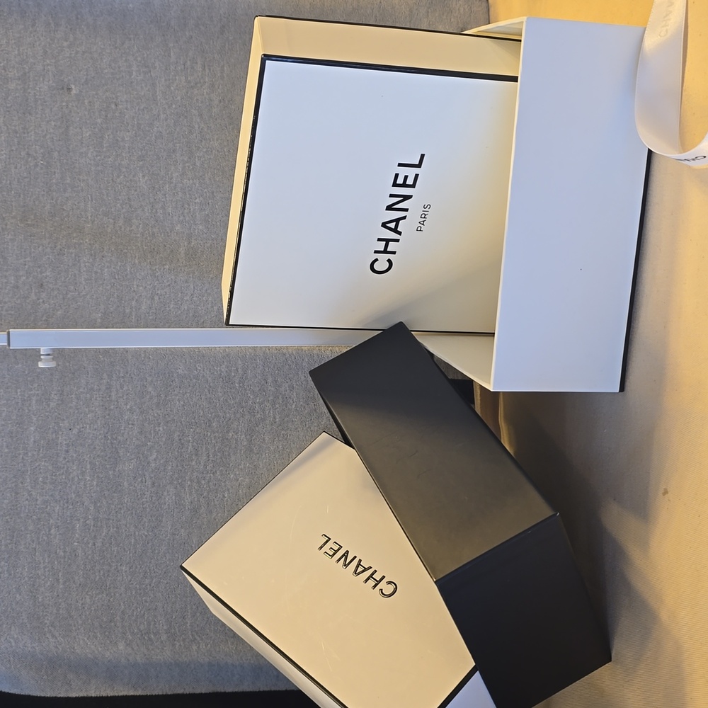 CHANEL White Ribbon Gift Box Set - Elegant Packaging for Women Accessories - Picture 4 of 4
